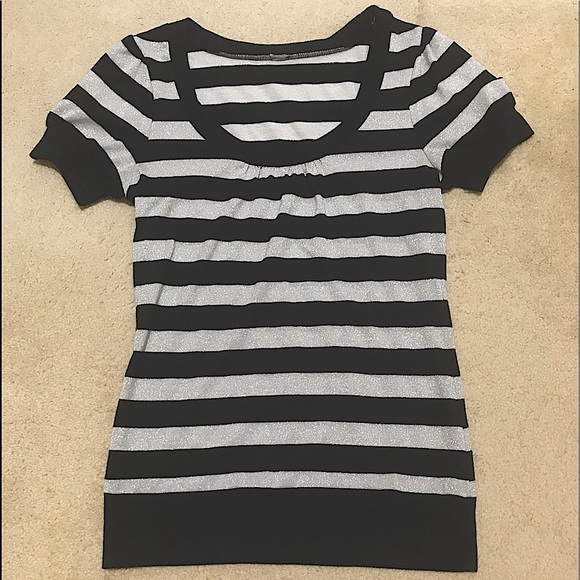 🆕🔥EXPRESS SUPER CUTE&STYLISH&FITTED BLACK&SIVER SHORT SLEEVE TOP SEE ALL PICS - Picture 9 of 9